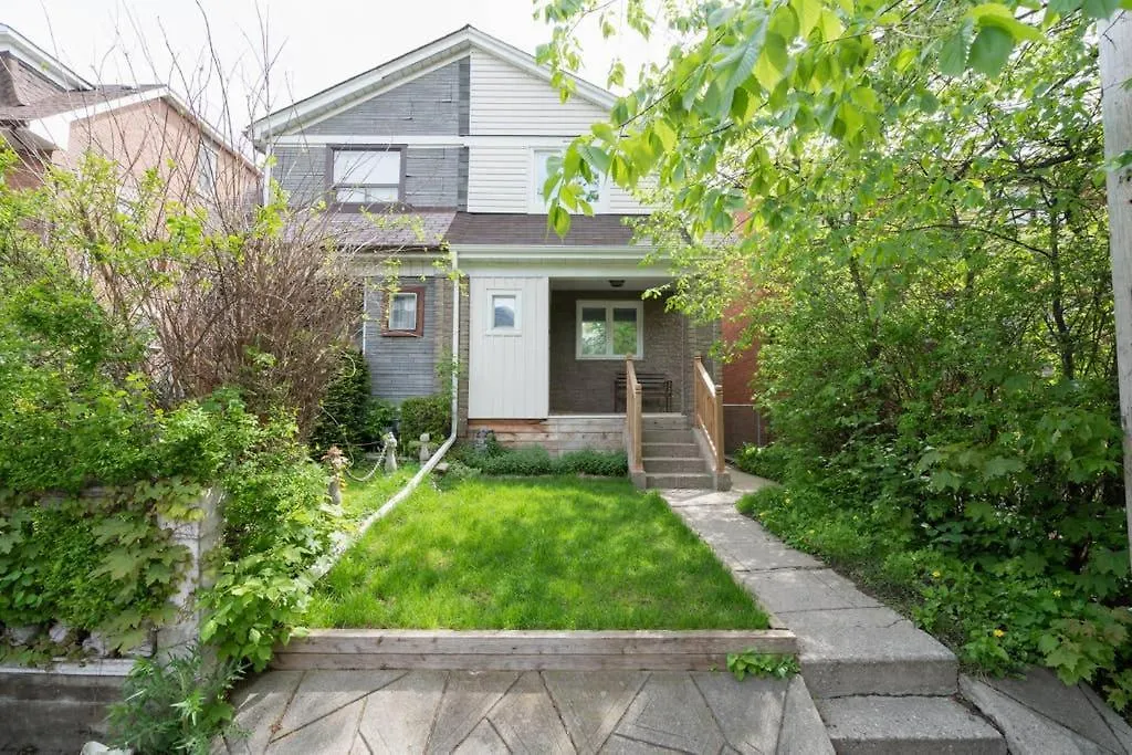 Spacious Room With Ensuite Bathroom Near Subway, Koreatown & Uoft Toronto