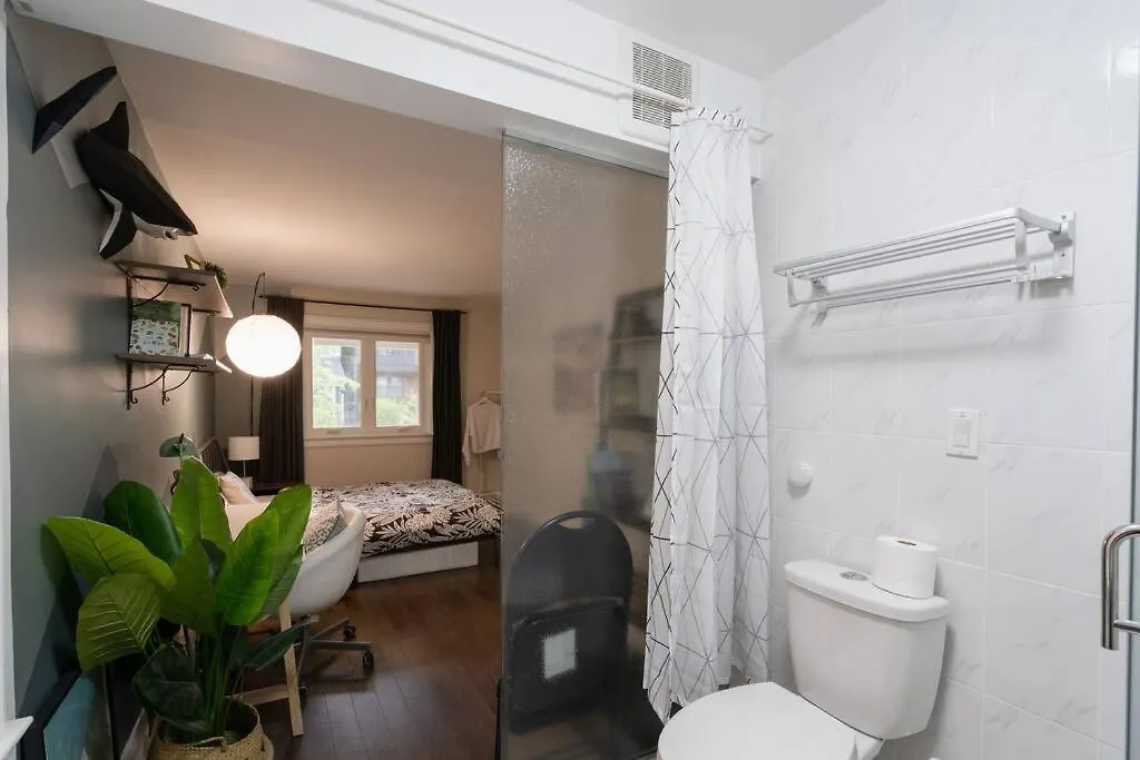 Spacious Room With Ensuite Bathroom Near Subway, Koreatown & Uoft Toronto Homestay