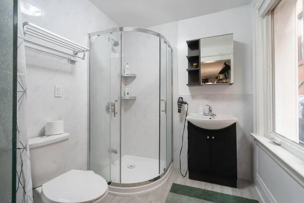 Spacious Room With Ensuite Bathroom Near Subway, Koreatown & Uoft Toronto Canada