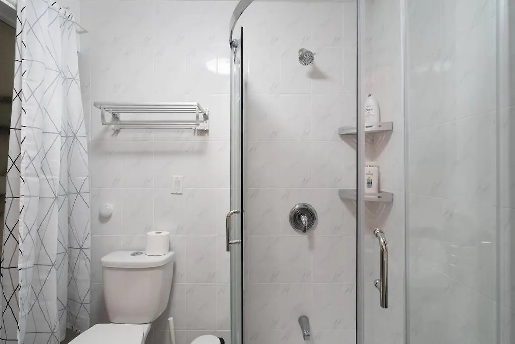 Homestay Spacious Room With Ensuite Bathroom Near Subway, Koreatown & Uoft Toronto Canada