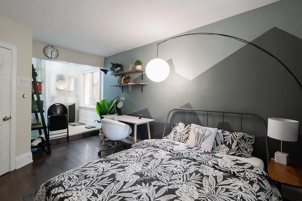 Spacious Room With Ensuite Bathroom Near Subway, Koreatown & Uoft Toronto Homestay