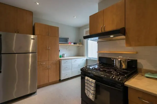 Spacious Room With Ensuite Bathroom Near Subway, Koreatown & Uoft Toronto
